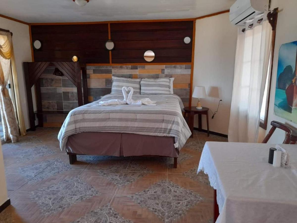 La Delphina Bed And Breakfast Bar And Grill ラ・セイバ エクステリア 写真