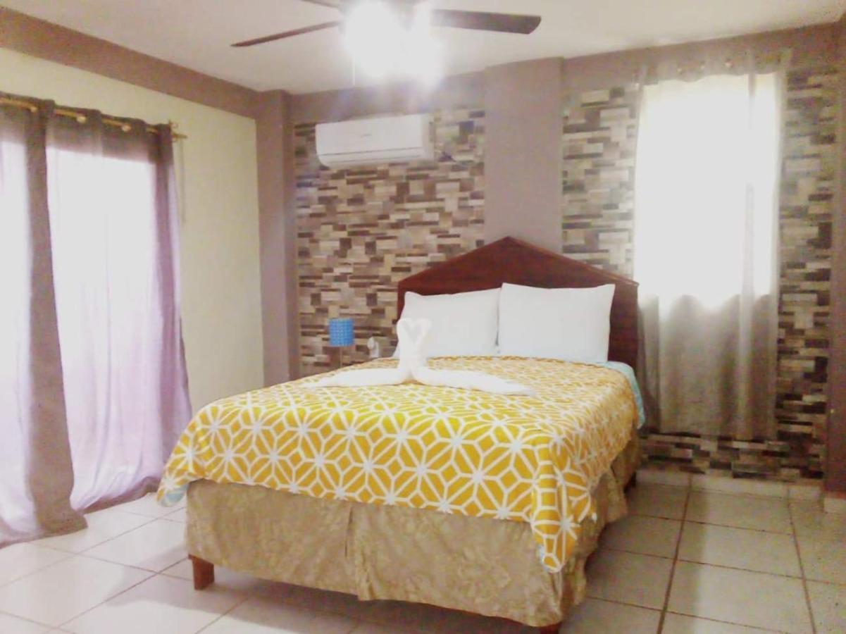 La Delphina Bed And Breakfast Bar And Grill ラ・セイバ エクステリア 写真