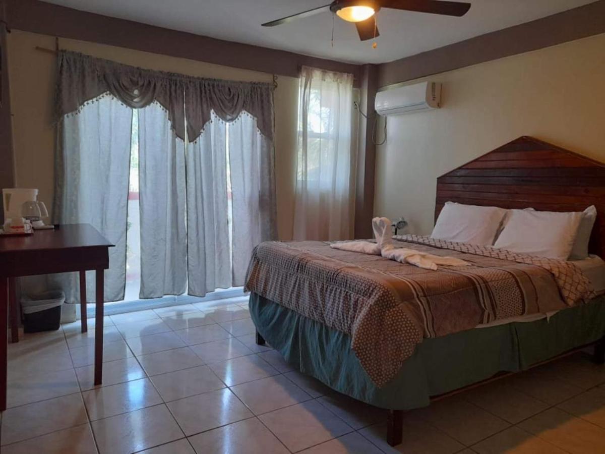 La Delphina Bed And Breakfast Bar And Grill ラ・セイバ エクステリア 写真