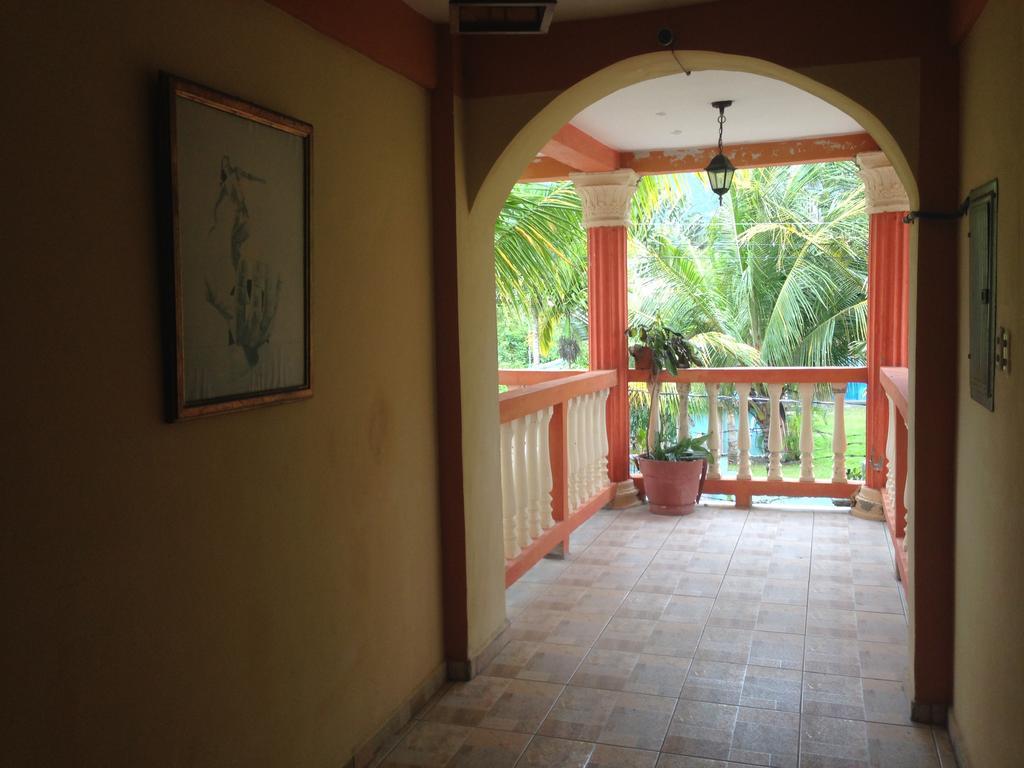 La Delphina Bed And Breakfast Bar And Grill ラ・セイバ エクステリア 写真