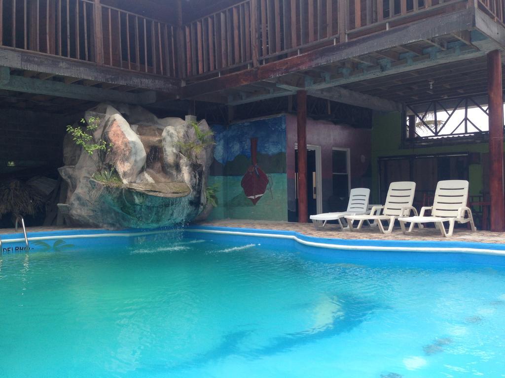 La Delphina Bed And Breakfast Bar And Grill ラ・セイバ エクステリア 写真