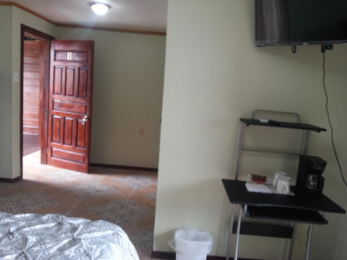La Delphina Bed And Breakfast Bar And Grill ラ・セイバ エクステリア 写真